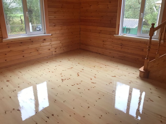 suelo de madera barnizado