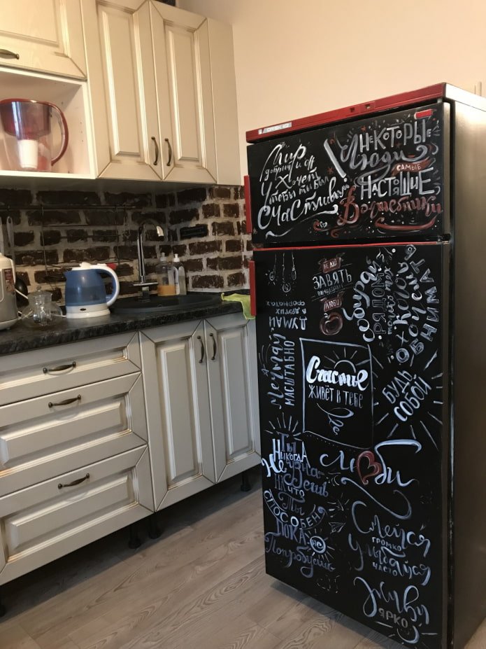 Letras de tiza en el refrigerador