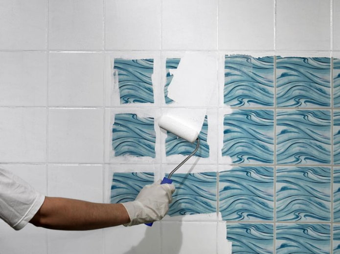 pintar azulejos en el baño