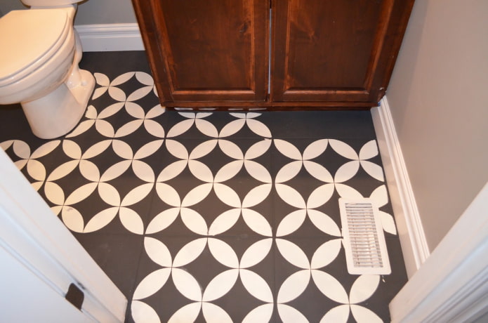 azulejos pintados en el suelo del baño
