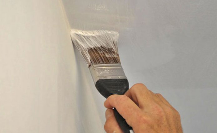 Pintar las juntas del techo y las paredes con una brocha