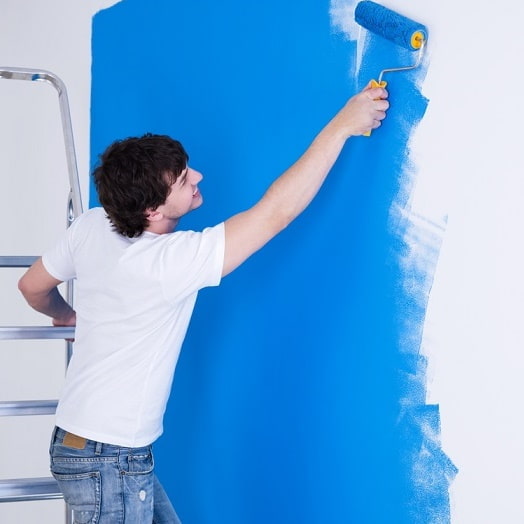 Pintar una pared con un rodillo
