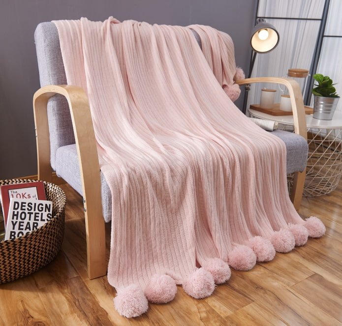 colcha para un sofá en el interior