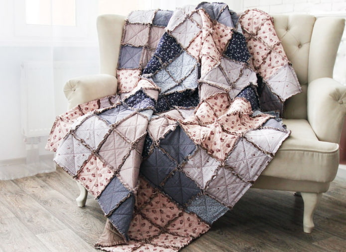 Colcha de patchwork para sofá en el interior