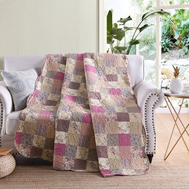 Colcha de patchwork para sofá en el interior