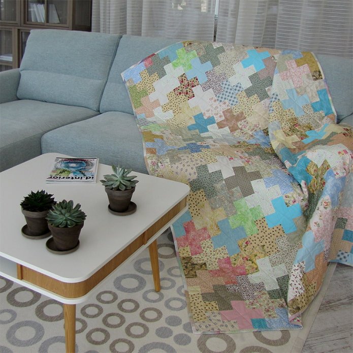 Colcha de patchwork para sofá en el interior