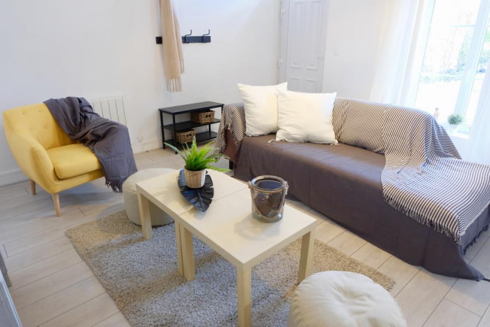 Colcha para sofá en el interior de la sala de estar