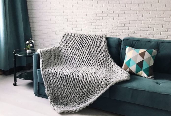 colcha de punto para un sofá en el interior