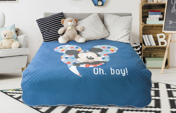 Colcha para sofá en el interior de una habitación infantil