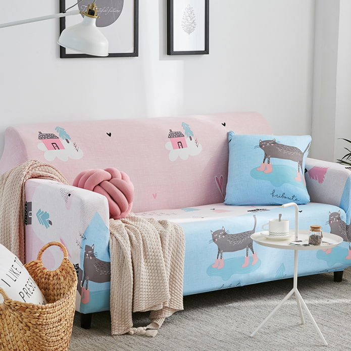 Colcha para sofá en el interior de una habitación infantil