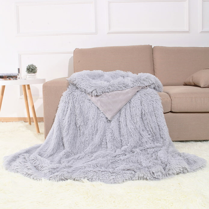 colcha para un sofá en el interior