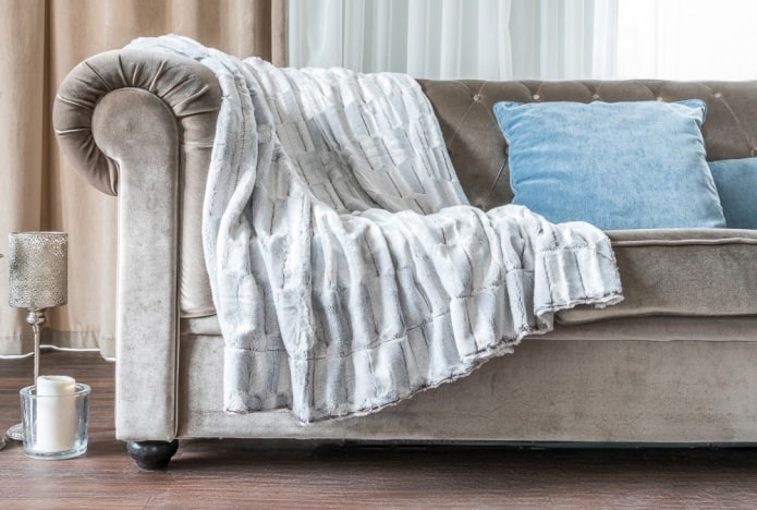 Colcha blanca para un sofá en el interior
