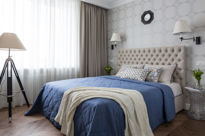 Cama con colcha azul en el dormitorio