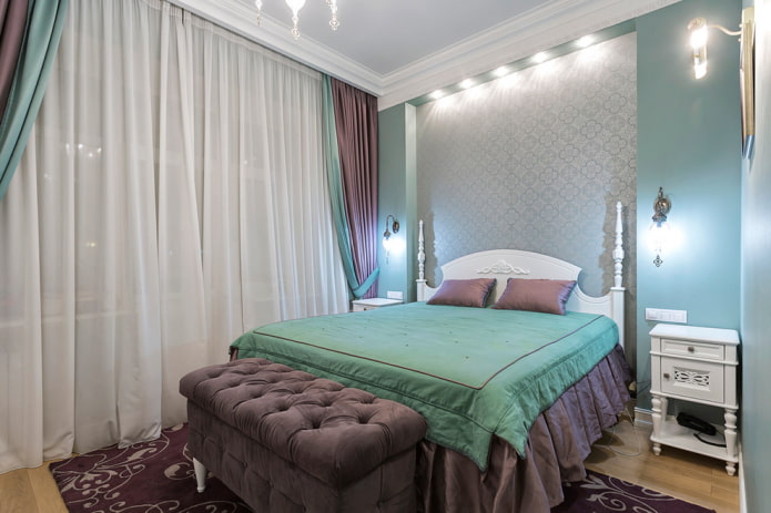 cama con colcha y cenefa en el dormitorio