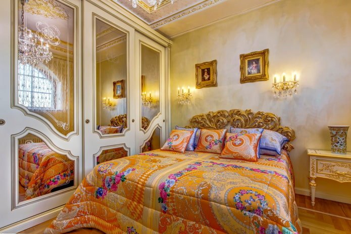 cama con colcha de flores en el dormitorio