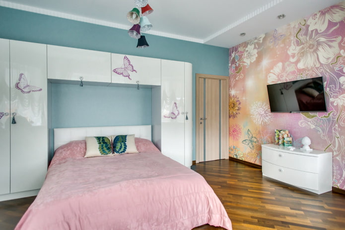 Cama de adolescente con colcha en la habitación de una niña