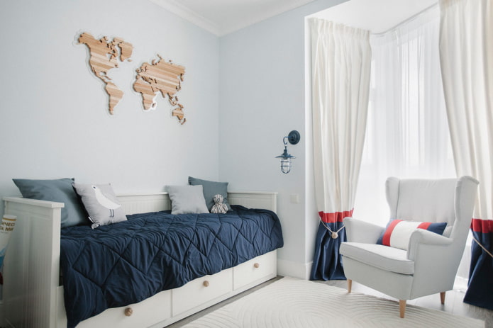 Cama con colcha azul en el dormitorio