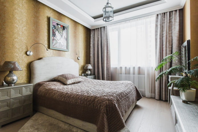 Cama con colcha marrón en el dormitorio