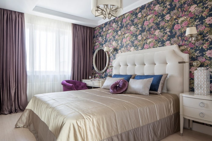 Cama con colcha beige en el dormitorio