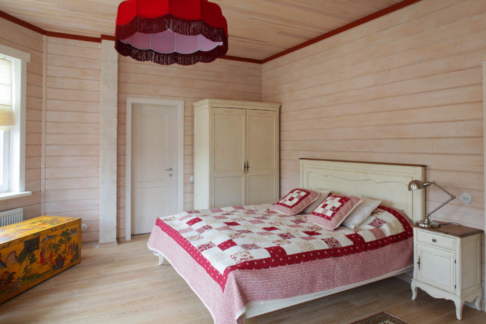 Cama con colcha patchwork en el dormitorio