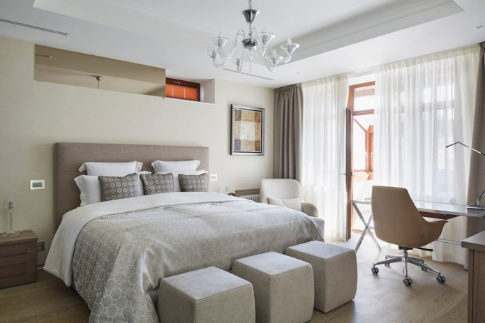 Cama con colcha gris en el dormitorio