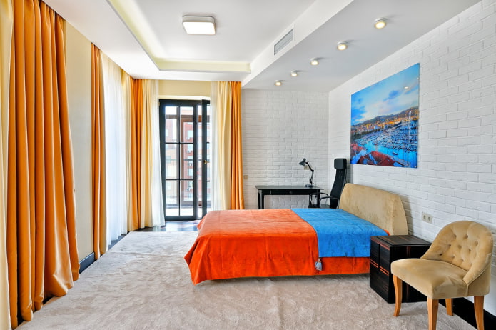 cama con una colcha naranja en el dormitorio