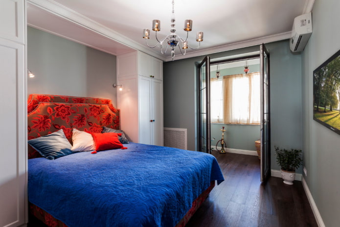 Cama con colcha azul en el dormitorio