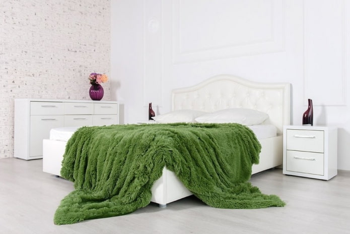 cama con una colcha de hierba en el dormitorio