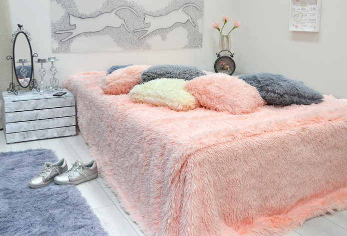 cama con colcha de pelo en el dormitorio