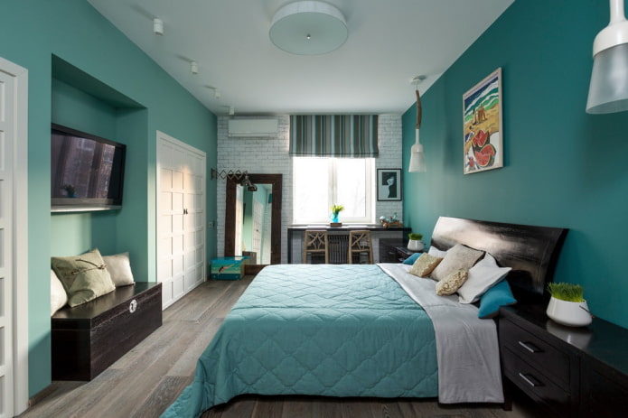 Cama con colcha turquesa en el dormitorio