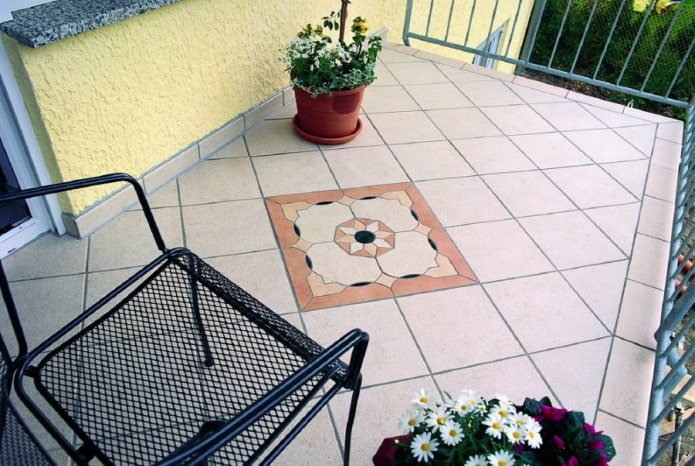 acabado del suelo en un balcón abierto