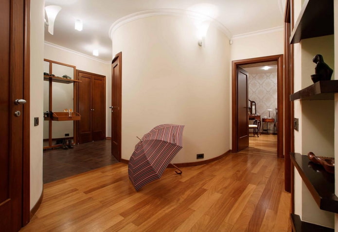 laminado en el suelo del pasillo