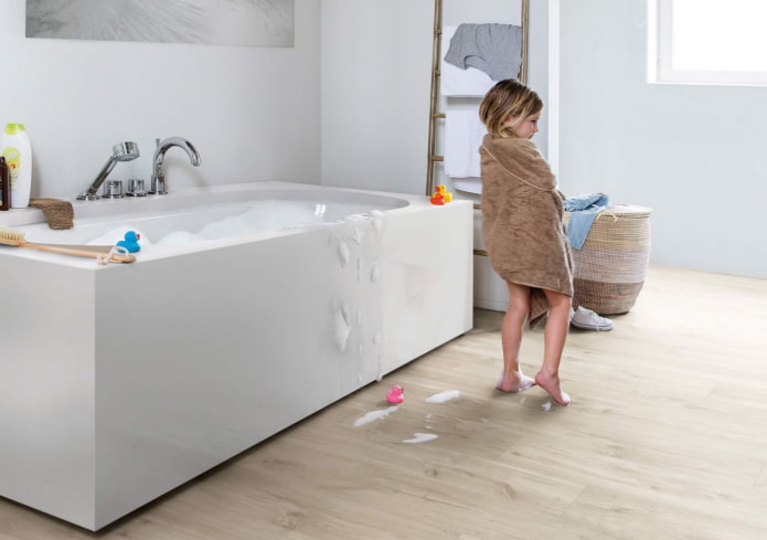 suelo de madera en el baño