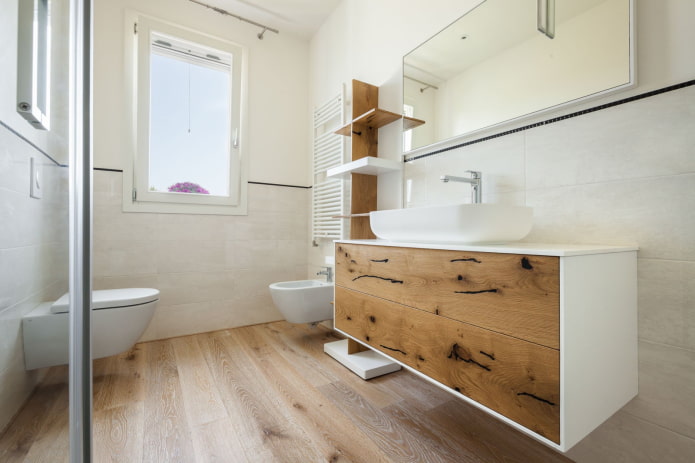 tono neutro del suelo del baño