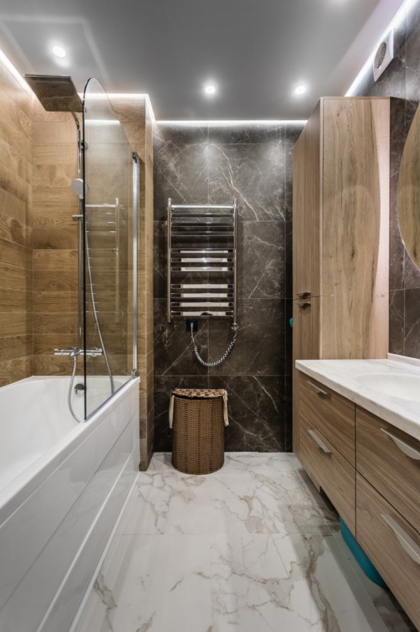 suelo claro en el baño