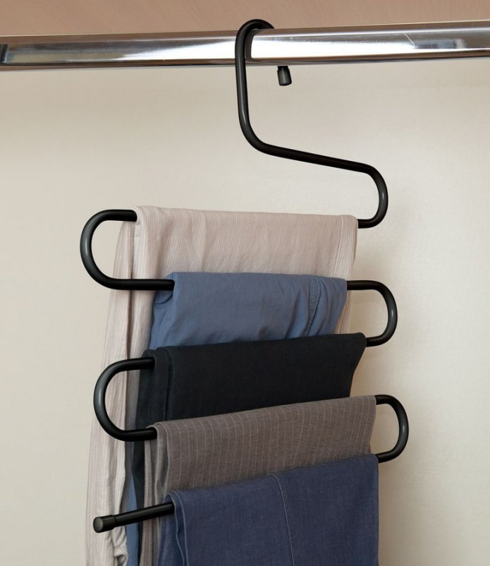 Percha con ropa