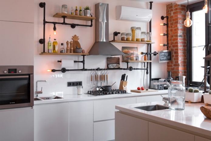 Estantes en el interior de la cocina en estilo loft