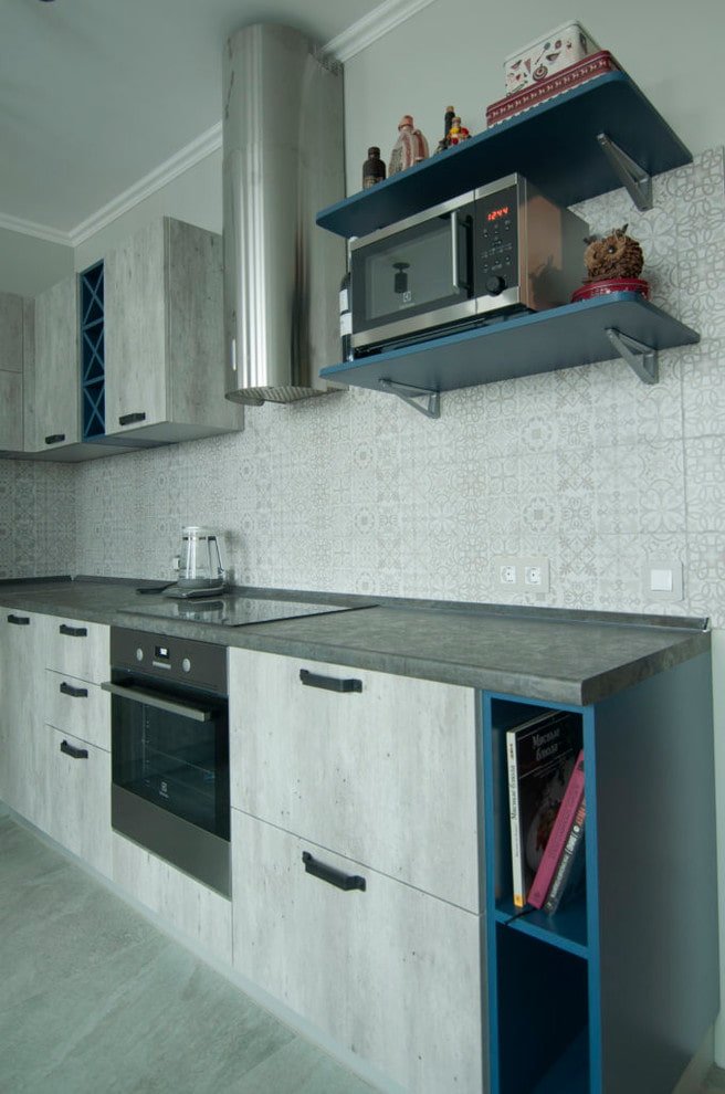 Estantes para electrodomésticos en el interior de la cocina