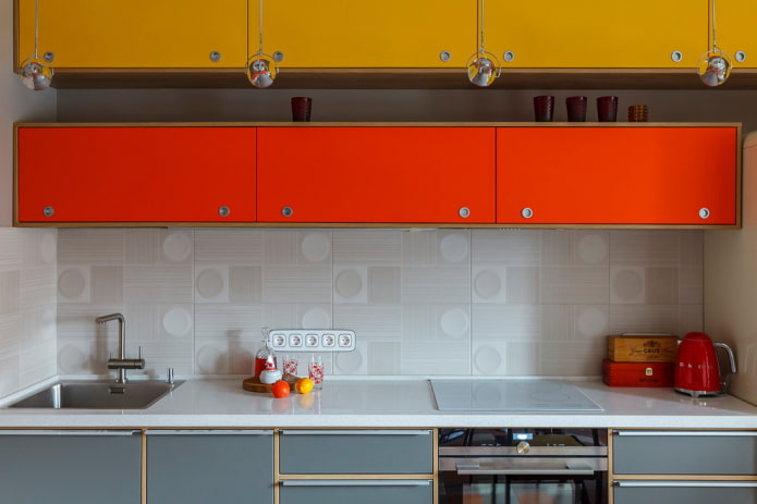 Estantes cerrados en el interior de la cocina