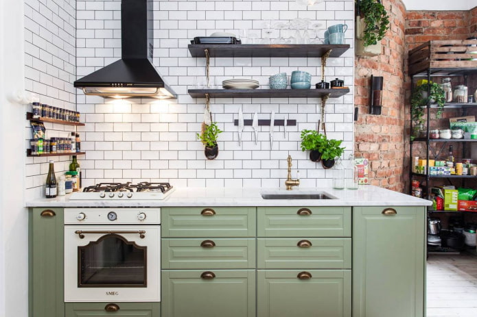 Esquema de colores de las estanterías en el interior de la cocina