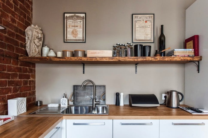 Estantes en el interior de la cocina en estilo loft