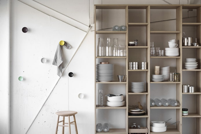 estante en el interior de la cocina
