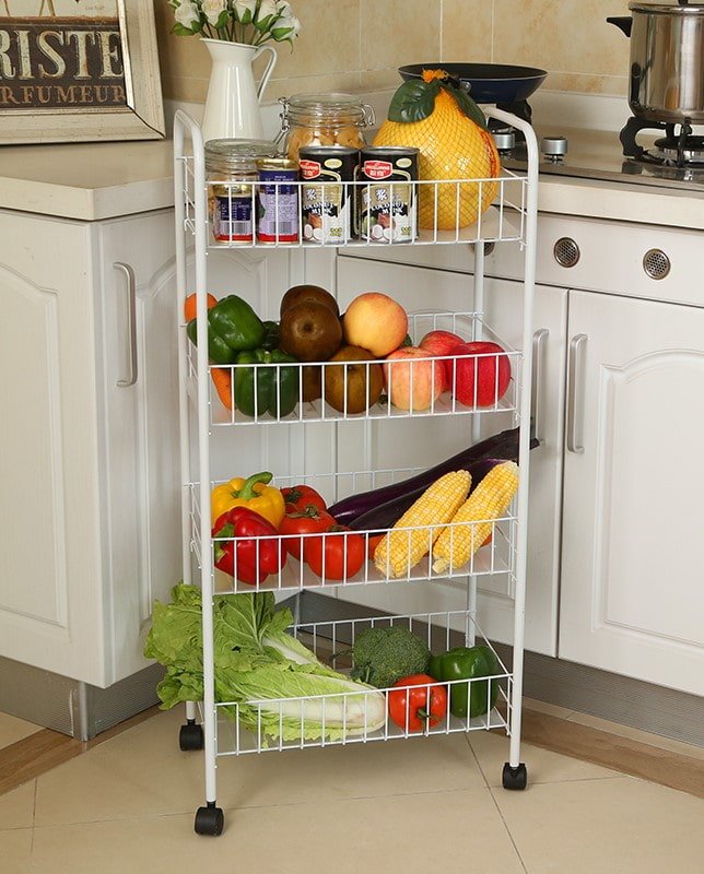 Estantes para alimentos en el interior de la cocina