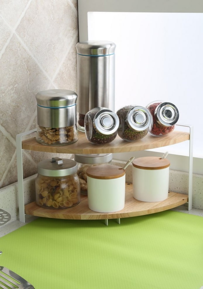 Estantes para alimentos en el interior de la cocina