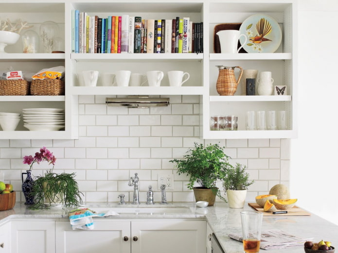 esquema de colores de las estanterías en el interior de la cocina
