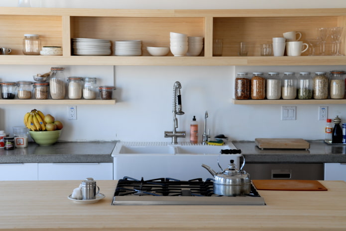 estantes de pared en el interior de la cocina