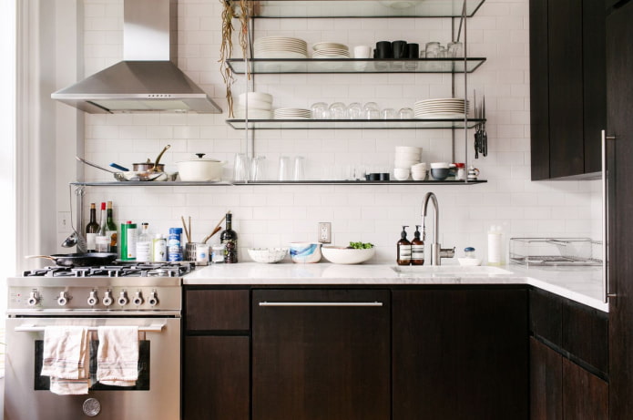 Estantes de vidrio en el interior de la cocina