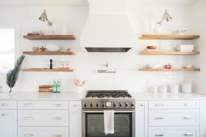 Estantes de madera en el interior de la cocina