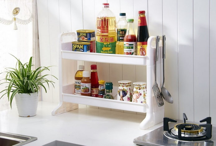 Estantes de plástico en el interior de la cocina