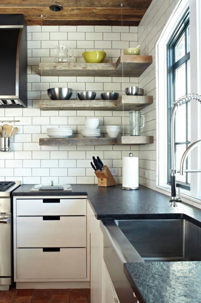 Estantes esquineros en el interior de la cocina